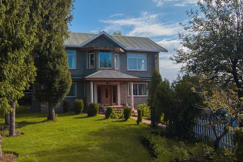 Majestic Mountain Retreat