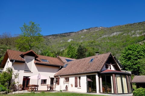 Nature stay-5 min Lake Aiguebelette, mountain view