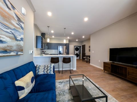 222 Modern 2BR Apt - 2 Min to Train, Free Parking