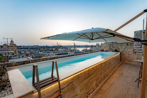 The Moon Boutique Villa with Rooftop Pool Sea View