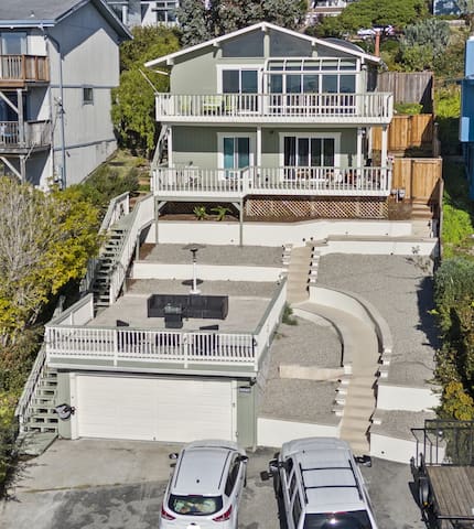 Hillside home with ocean views!