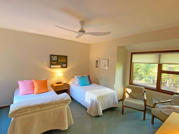 Camas individuales con sábanas, almohadas y ropa de cama nuevas de algodón 100%. Un montón de mantas, edredones y almohadas. ¡Excelente iluminación matutina y nocturna!