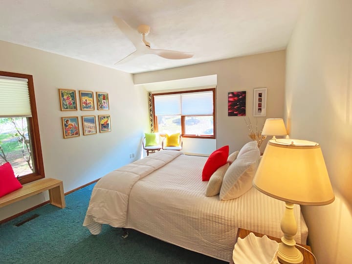 Cama tamaño queen con sábanas y almohadas nuevas de algodón 100%. ¡También hay muchas mantas, edredones y almohadas!