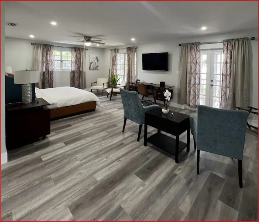 Насладете се на този просторен спален апартамент с двойно легло king size и кът за сядане. Козетът е много просторен за всичките ви вещи.