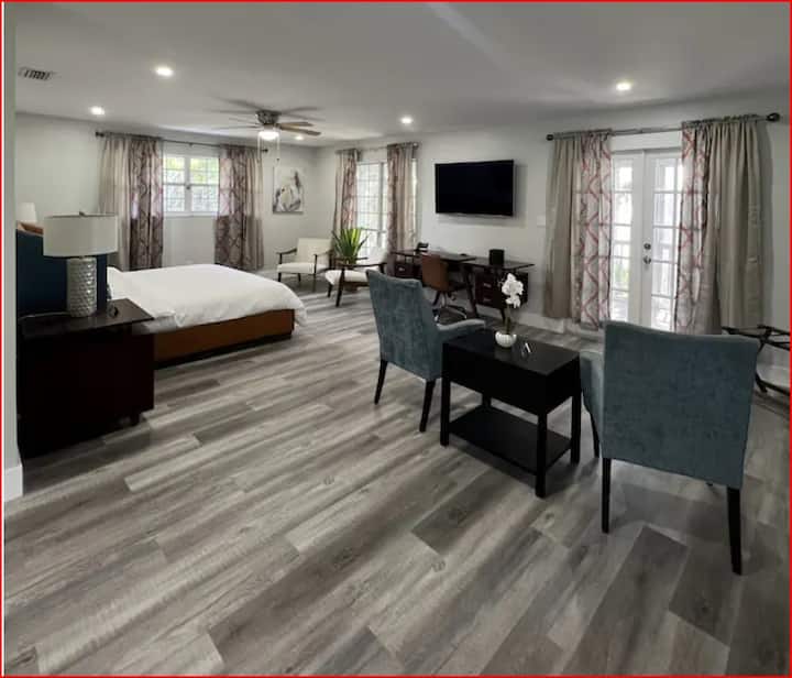 Uživajte u ovom prostranom apartmanu u spavaćoj sobi s velikim plišanim krevetom i prostorom za sjedenje. Coset je vrlo prostran za sve vaše stvari.