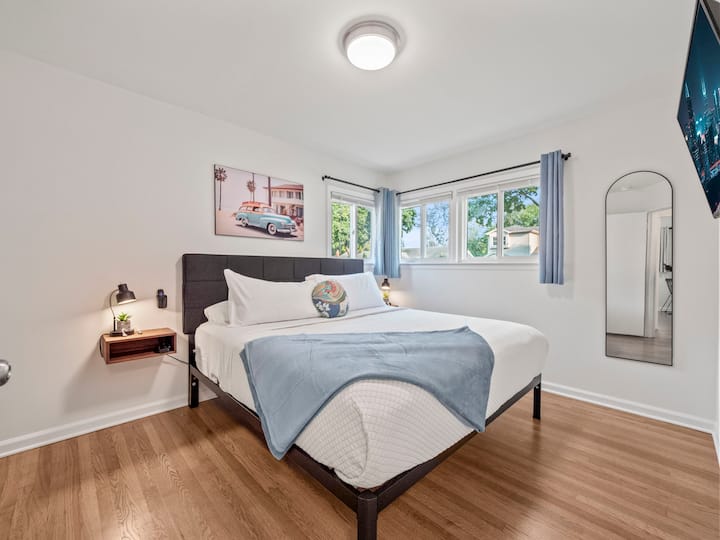  ห้องเตียงคิงไซส์, ชั้นหลักของทีวี HD LED Smart Roku 