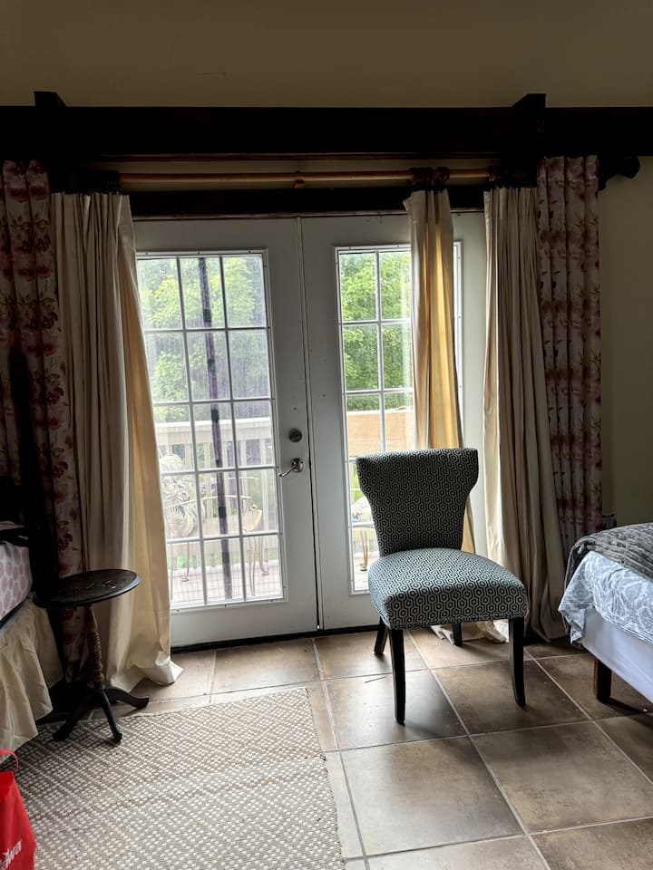 这是睡眠区的阳台门。 