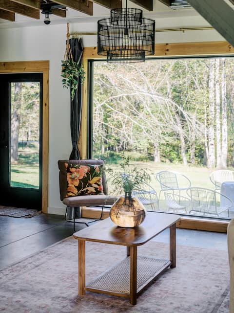 Renovated Barn w/ Jacuzzi - Tree Table - 3 Acres