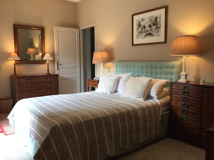 Chambre 2 غرفة نوم مصممة بشكل جميل وغرفة مريحة للغاية. تحتوي الغرفة 2 على حمام خاص بها مع حوض استحمام وخزانة ملابس ومرحاض وتطل على حمام السباحة في الفناء المركزي. 