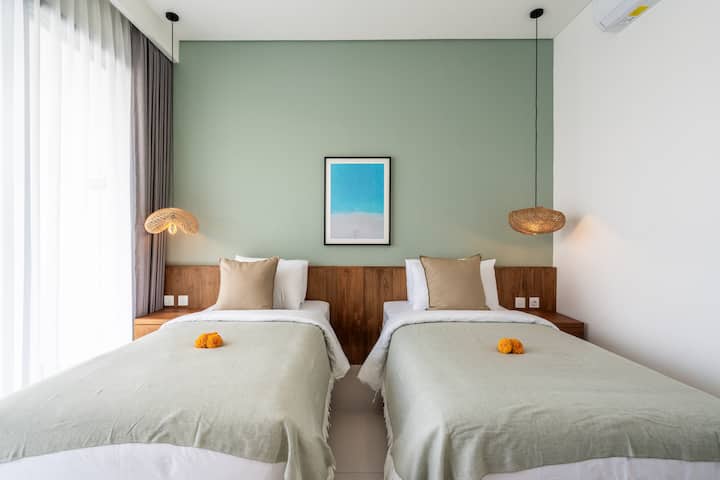 Útulná a všestranná svätyňa s oddelenými posteľami je ideálna pre priateľov alebo rodinu. Dobre si oddýchnite a prebuďte sa svieži.