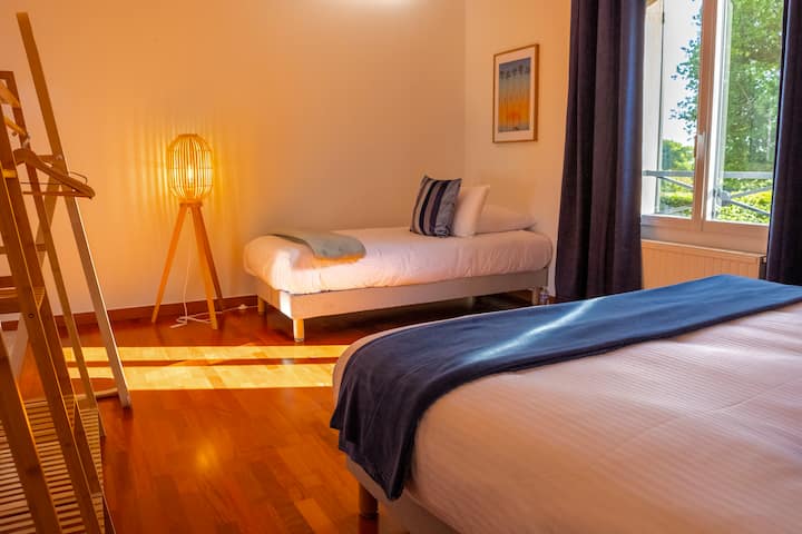 Værelserne på Gîte du Soleil i Ruelle - La Grouas er udstyret med hotellets sengetøj.