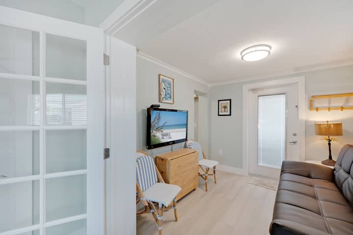 Cute Deluxe Beach Studio - Venice, FL