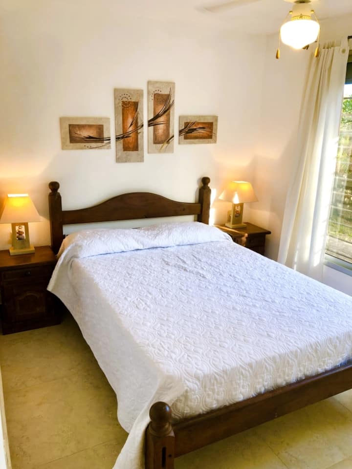 El Chalet La Pedrerita - za 5 - 2 spavaće sobe, 1 kupaonica, kuhinja, blagovaonica, dnevni boravak s drvom, urugvajski roštilj s blagovaonicom quincho, tuš na plaži, terase i vrtovi, parking za automobile.