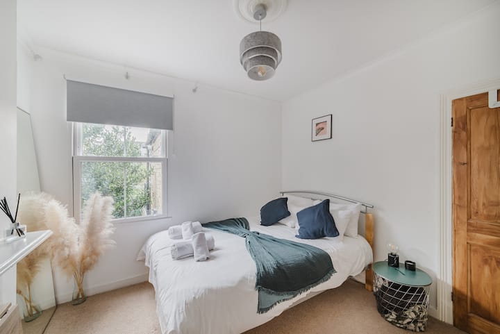Quarto leve e arejado, com espelho grande de corpo inteiro e uma grande e confortável cama king size.