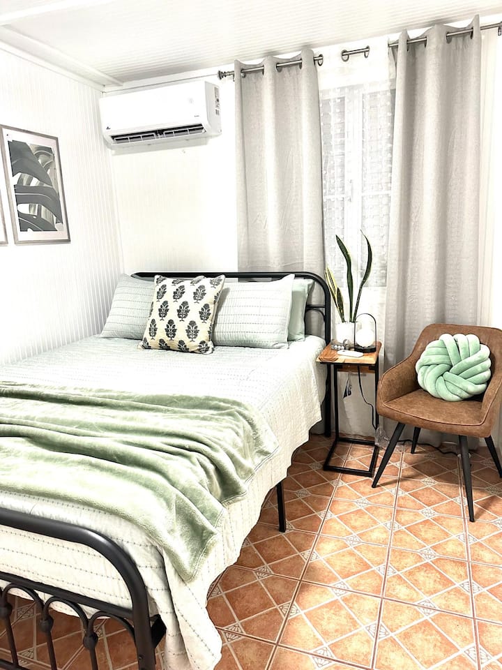 Მყუდრო ოთახი ორადგილიანი საწოლით, კუთხის მაგიდით და სკამით, იდეალურია ნებისმიერი საჭიროებისთვის.