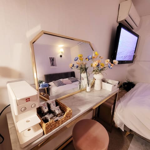 [Gaon stay] Sillim Station 2 minutes # Airport bus 1 minute # Gangnam Hongdae 20 minutes # Yeouido 10 minutes # Long-term discount # Emotional healing accommodation