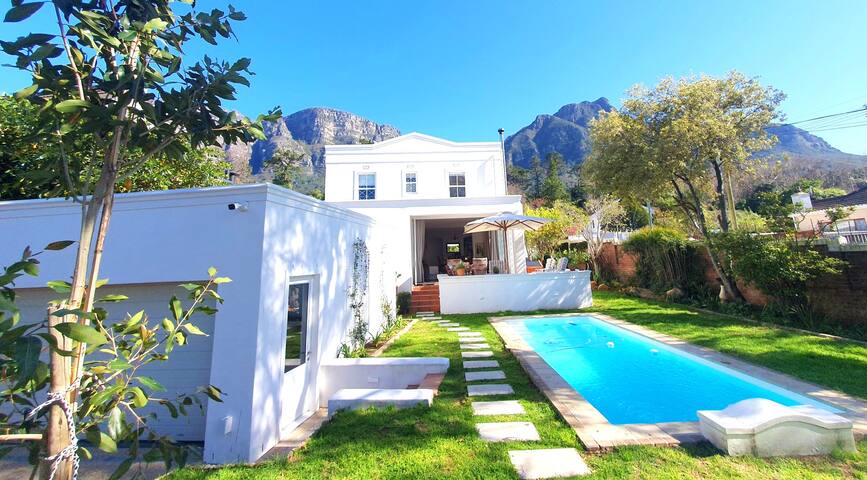 Newlands: Cozy &central w/pool near forest gallery image 4