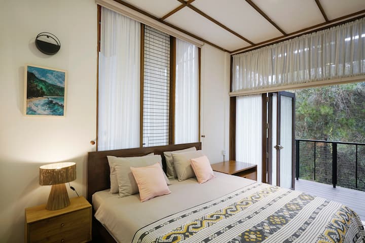 Soba za goste br. 5 nudi udoban bračni krevet (180 x 200 cm), toplo i ugodno uređenje uz koje ćete se osjećati kao kod kuće i balkon s mirnim pogledom na šumu i planine.