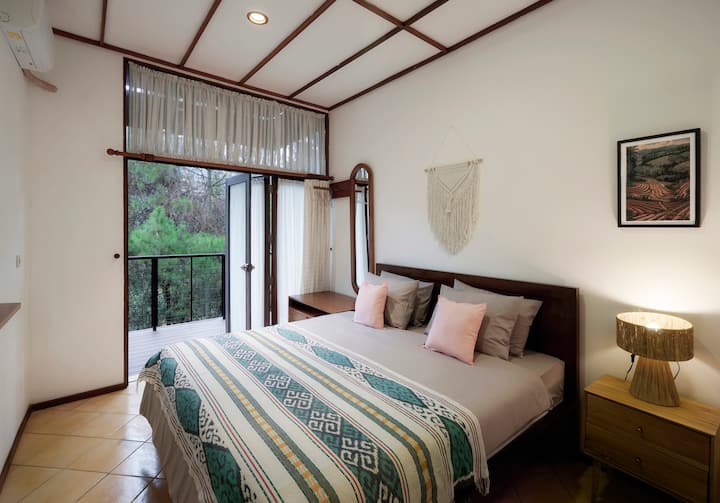 Soba za goste br. 6 nudi udoban bračni krevet (180 x 200 cm), toplo i ugodno uređenje uz koje ćete se osjećati kao kod kuće i balkon s mirnim pogledom na šumu i planine.
