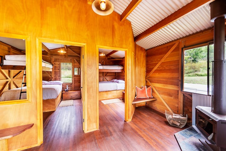 NOTERA: Sänglinne och sängkläder (inkl. kuddar) ingår. Gästerna ska ta med alla sina egna sängkläder.