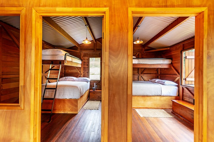 NOTERA: Sänglinne och sängkläder (inkl. kuddar) ingår. Gästerna ska ta med alla sina egna sängkläder.