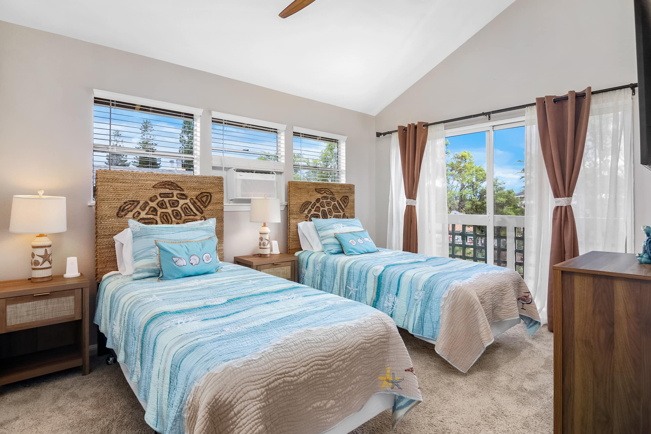 Spacious Condo with AC, Pool, Hot Tub, Near Beach - Photo 3