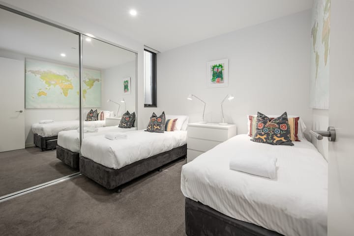 Dhoma e dytë e gjumit ofron dy krevate të rehatshëm teke dhe shumë hapësirë për ruajtje, të përsosura për fëmijët ose miqtë.