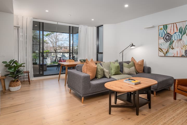 Elegant 3BD South Yarra Retreat w/ Free Parking