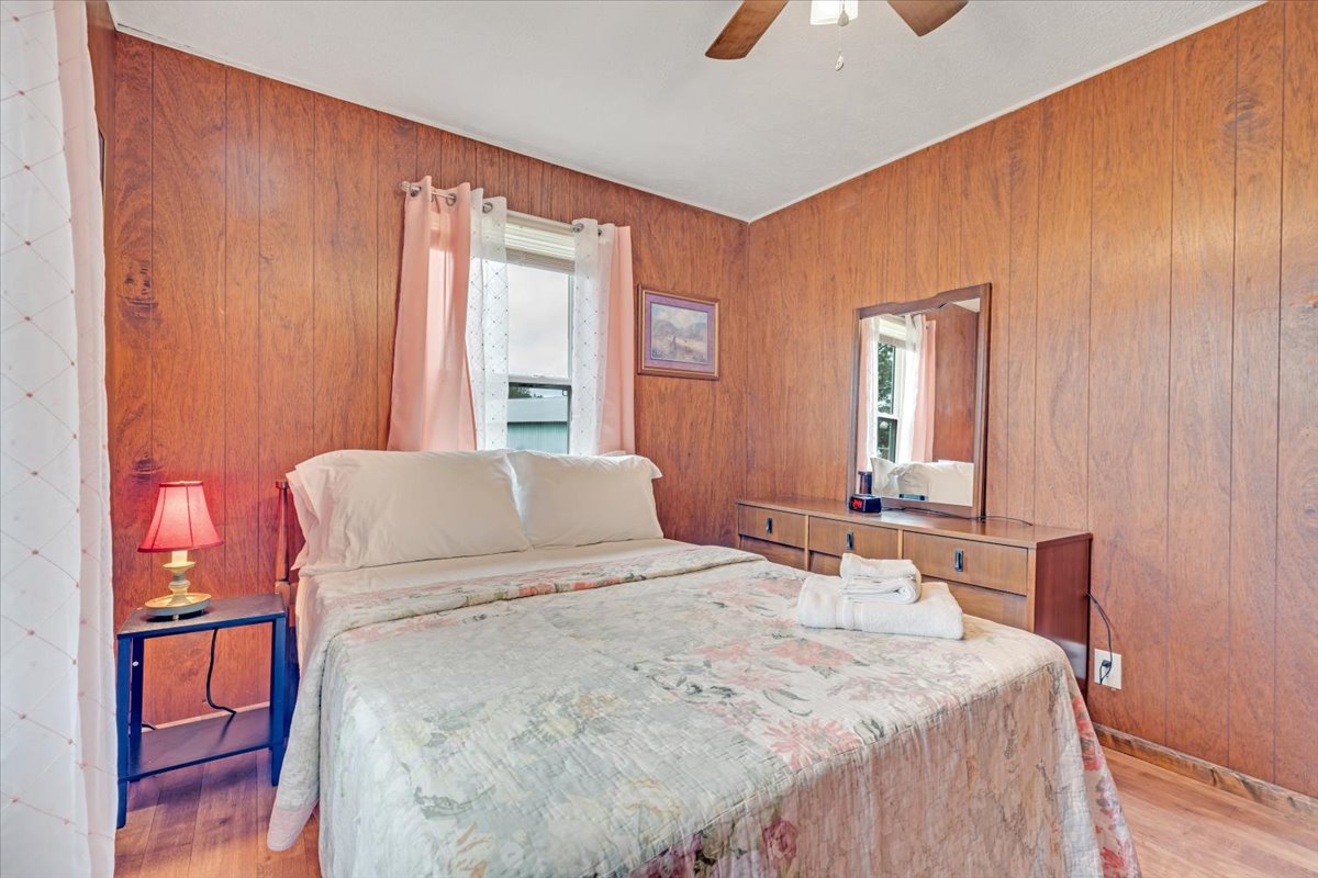 החדר כולל: 
- מיטה בגודל מלא - טלוויזיית רוקו 25 אינץ'
- שידה עם מגירות       - שולחן ליד המיטה עם גישה ל-USB 
- שידה עם מראה                     
כל פריטי המיטה עמידים בפני פשפשי מיטה וקרדית אבק והיפואלרגניים. 
