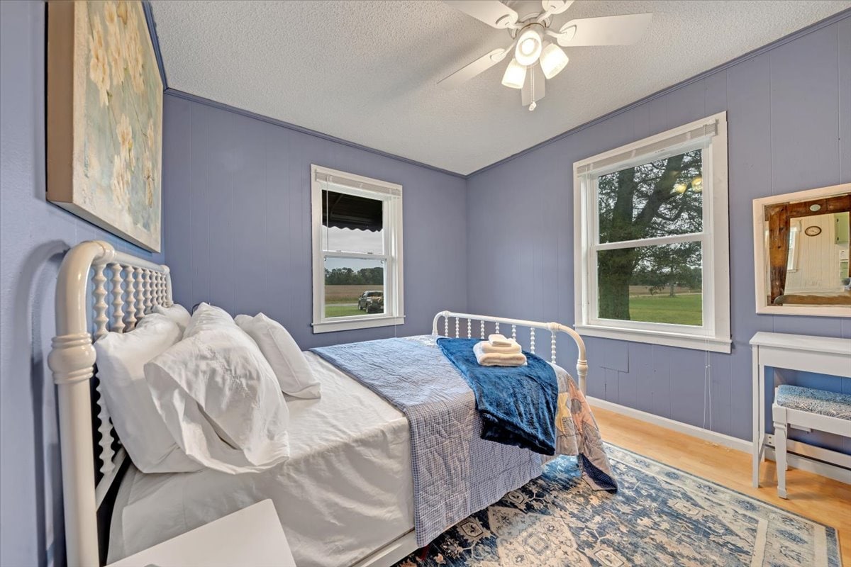 החדר כולל:
- אזור איפור קטן עם מראה            - שמיכה/שמיכת טלאים נוספת
- מצעים נוספים                                                    - מעמד למזוודות
- ארון בגודל מלא עם קולבים                  - שעון ומנורה עם תקעי USB

