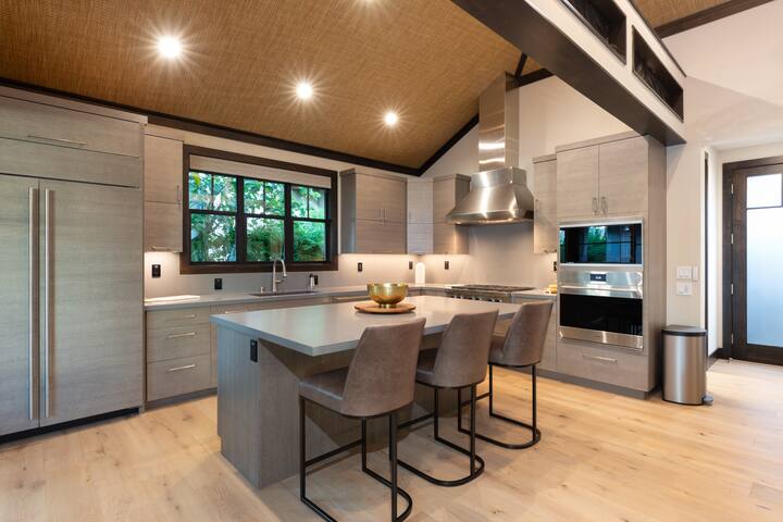 Luxury Nohea home w Pool, Spa & 2 BR Ohana! gallery image 5