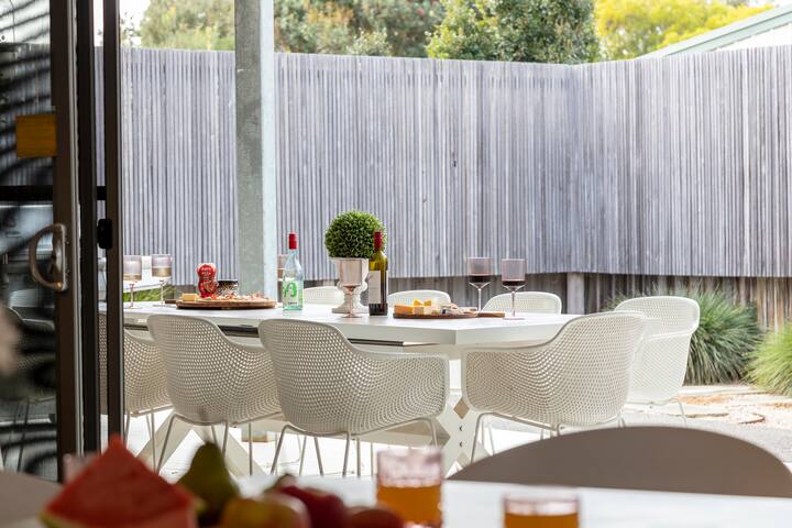 The Point Luxury Beachside Entertainer Heated Pool gallery image 3