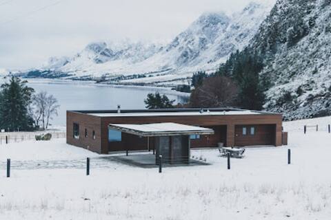 The Lake House - Luxury Farm Stay