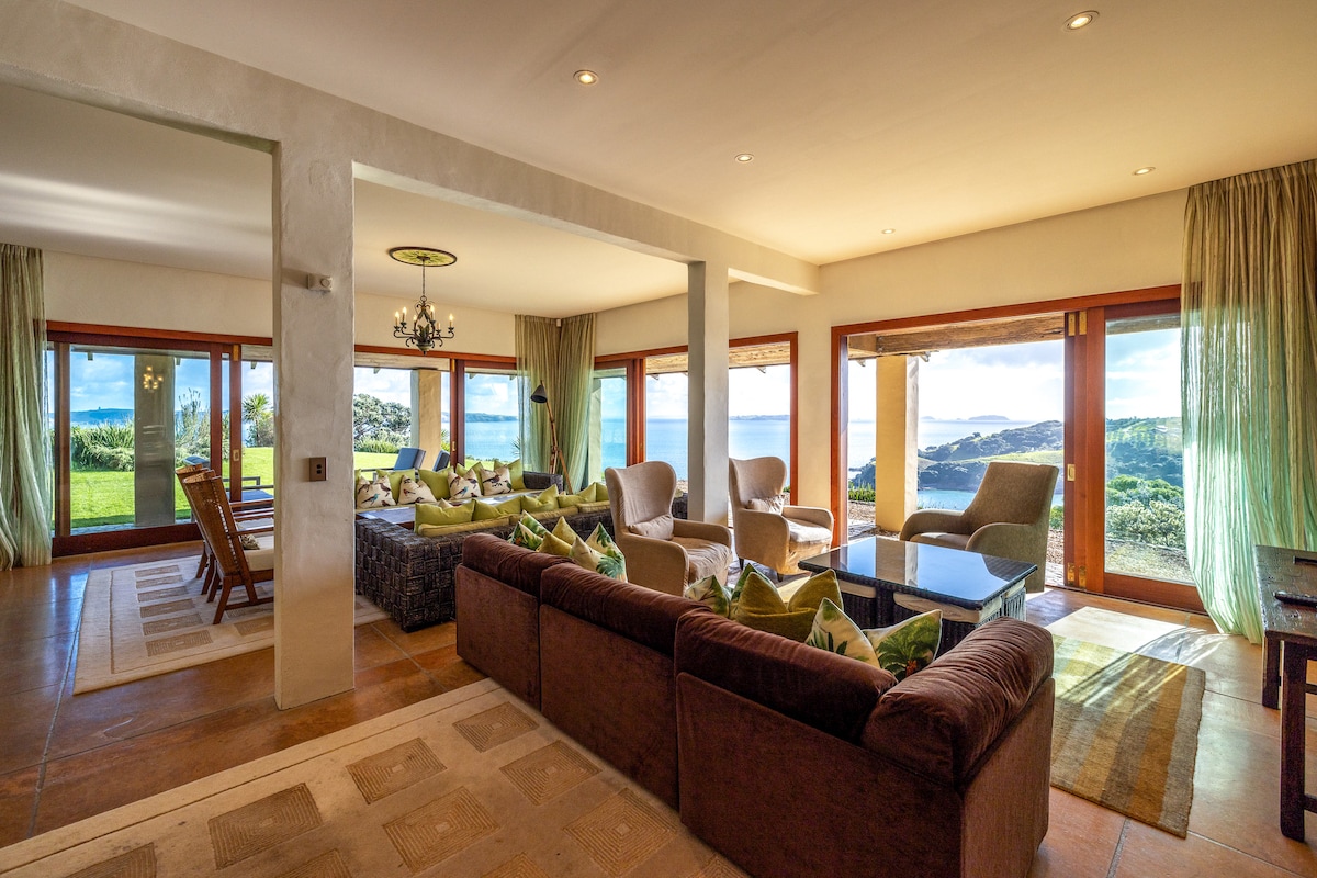 Top Airbnb: Tangaroa Estate - villa with stunning views in Waiheke Island