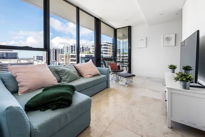 Una zona giorno separata con TV e divano letto matrimoniale. 