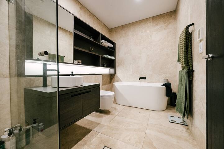 Eastgardens 4B3B Penthouse Apt gallery image 4