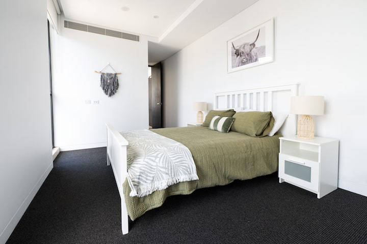 Camera da letto padronale luminosa con letto a due piazze, lenzuola fresche e molto spazio per riporre gli oggetti.