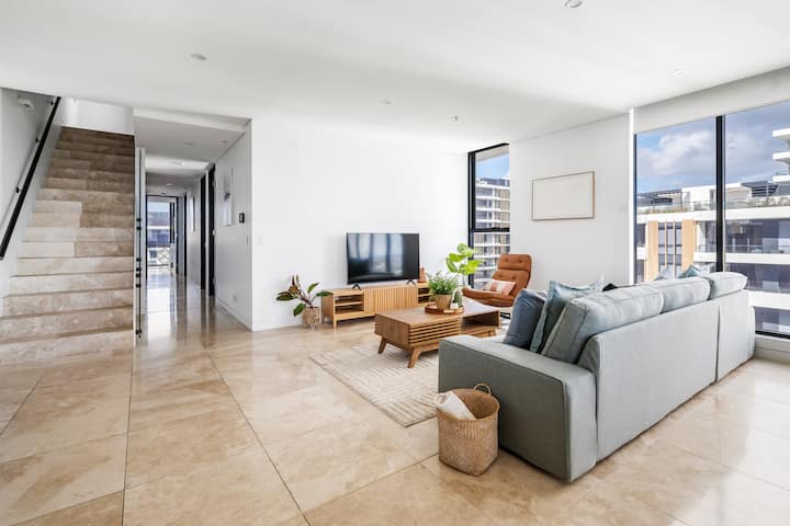 Spaziosa e confortevole zona giorno con molta luce naturale. Perfetto per rilassarsi dopo una giornata fuori.