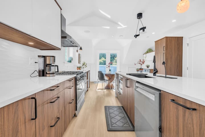 Best Brand New Luxury Mountainview 2 bedroom