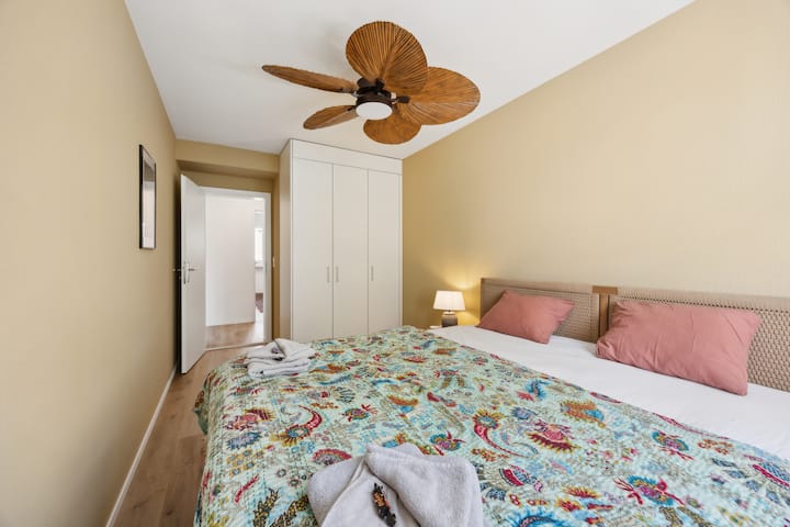 The bright bedroom offers the highest comfort with a large double bed, a ceiling fan for pleasant temperatures and practical built-in closets with plenty of storage space. Thanks to the darkening possibilities, a good night's sleep is guaranteed.
