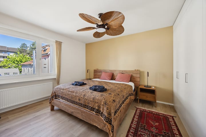 The bright bedroom offers the highest comfort with a large double bed, a ceiling fan for pleasant temperatures and practical built-in closets with plenty of storage space. Thanks to the darkening possibilities, a good night's sleep is guaranteed.