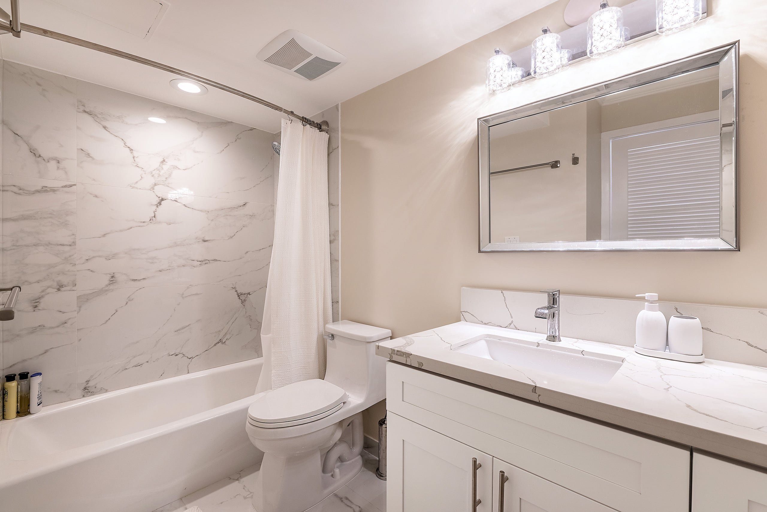 28th floor,ocean view,free parking and WiFi - Image 10