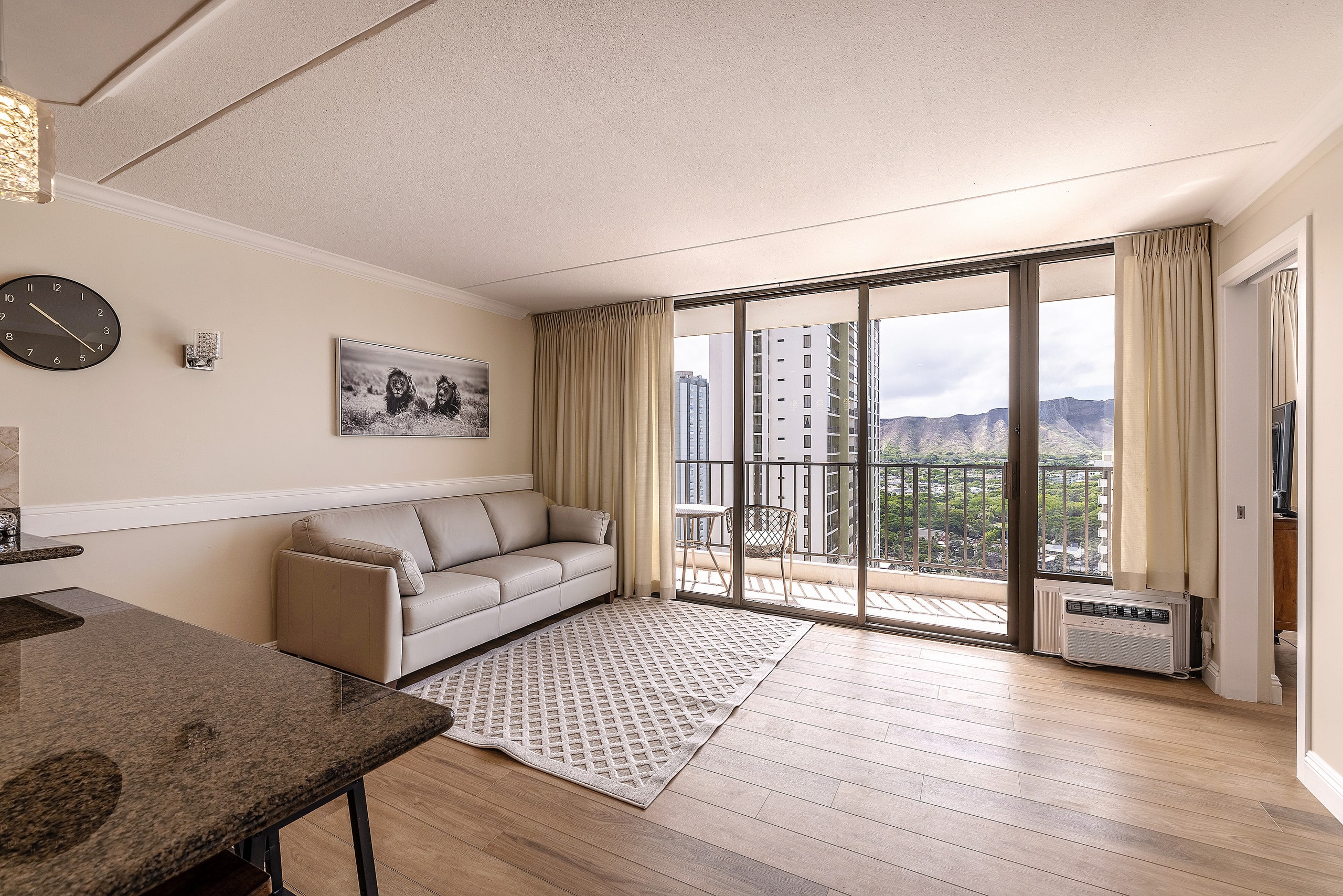 28th floor,ocean view,free parking and WiFi - Image 3