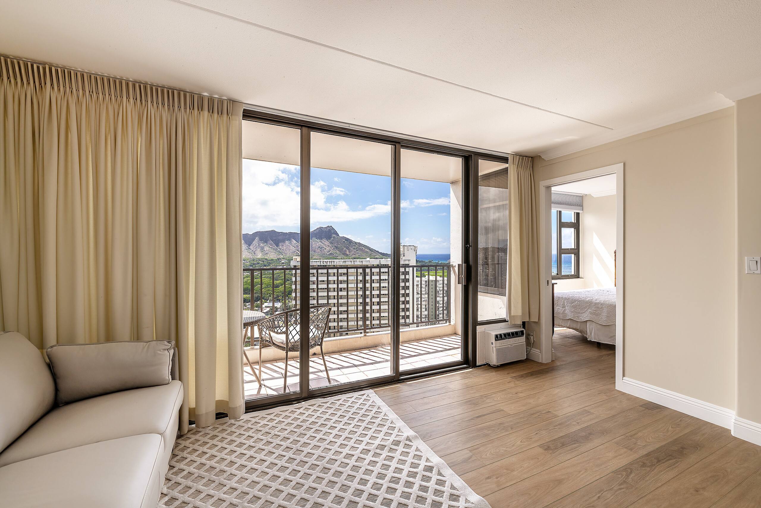 28th floor,ocean view,free parking and WiFi - Image 2