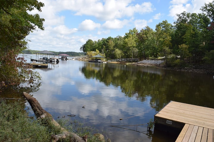 Peaceful Lakefront Getaway On Kerr/buggs W/ Dock! - Clarksville, VA