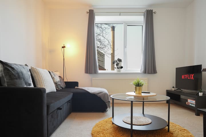 ห้องนั่งเล่นขนาดใหญ่สำหรับพักผ่อนและเพลิดเพลินกับการดูเน็ตฟลิกซ์และช่องโปรดของคุณ 