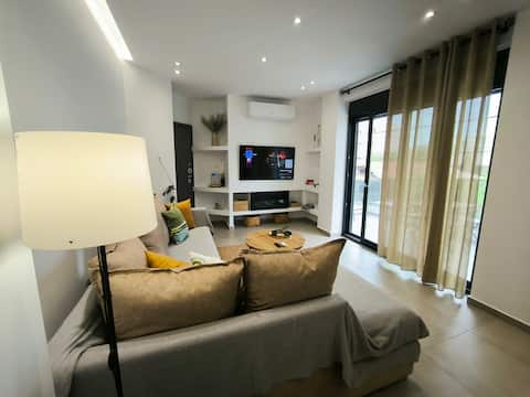 Floral Home 2 - 1st floor apt w/ private parking!