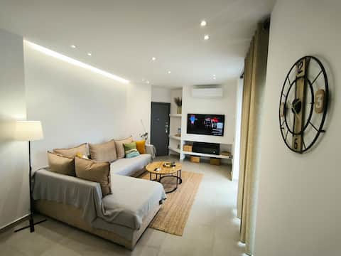 Floral Home 2 - 1st floor apt w/ private parking!