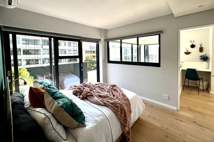 จากห้องนอนชั้นบนคุณสามารถเข้าถึงระเบียงเล็กๆที่มีวิวที่น่าตื่นตาตื่นใจและห้องน้ำในตัว