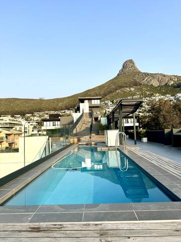 Sunny Sea Point 2BR Luxury Apt with sea views gallery image 3